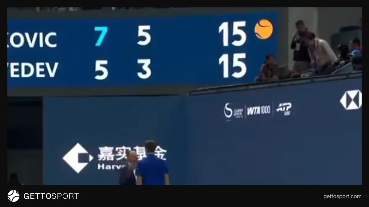 Medvedev tribunaya vurduğu top və stadion səhnəsi