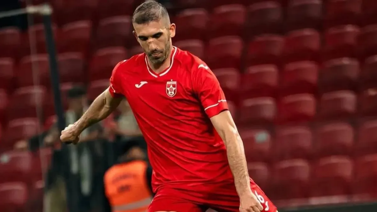 David Domgjoni Kəpəz forması ilə mətbuat bəyanatı verərkən