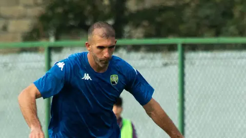 David Domjqoni Kəpəz forması ilə müsahibədə, tribunalar fonunda