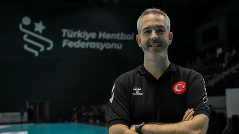 David Ginesta Montes basın toplantısında konuşurken