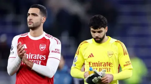 David Raya Arsenal forması ilə qapıda dayanıb