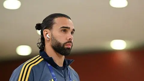 David Raya Arsenal forması ilə mikrofona müsahibə verir