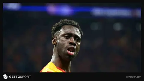Davinson Sánchez maç sonrası konuşma yaparken takım formasıyla