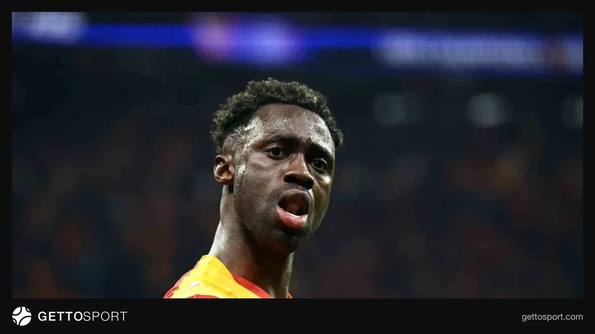 Davinson Sánchez maç sonrası konuşma yaparken takım formasıyla