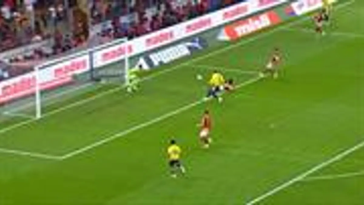 Davinson Sanchez topa ters dokunuş yaparken, top direkten dönüyor