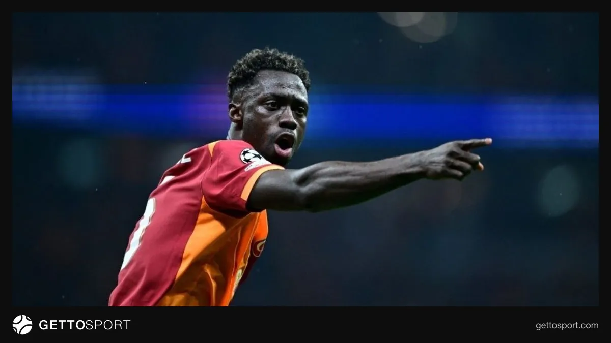 Davinson Sanchez antrenmanda veya saha kenarında takım yetkilileriyle konuşurken