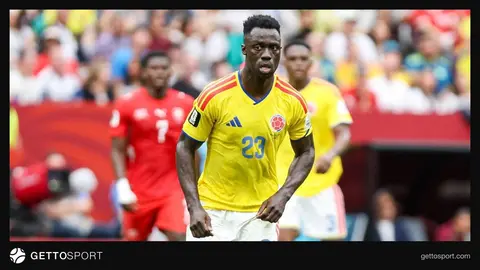 Davinson Sanchez Galatasaray formasıyla maçta topu kontrol ederken