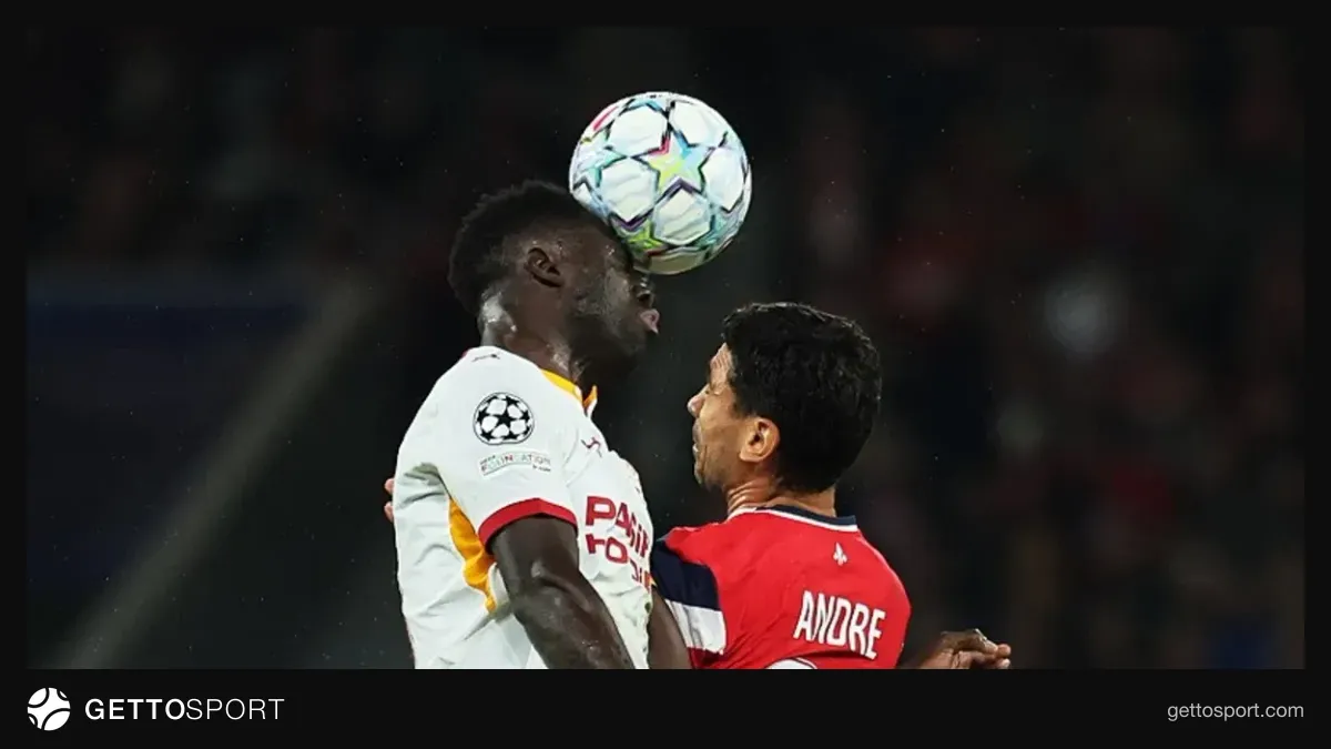 Davinson Sanchez yerde uzanmış ve takım arkadaşları etrafında