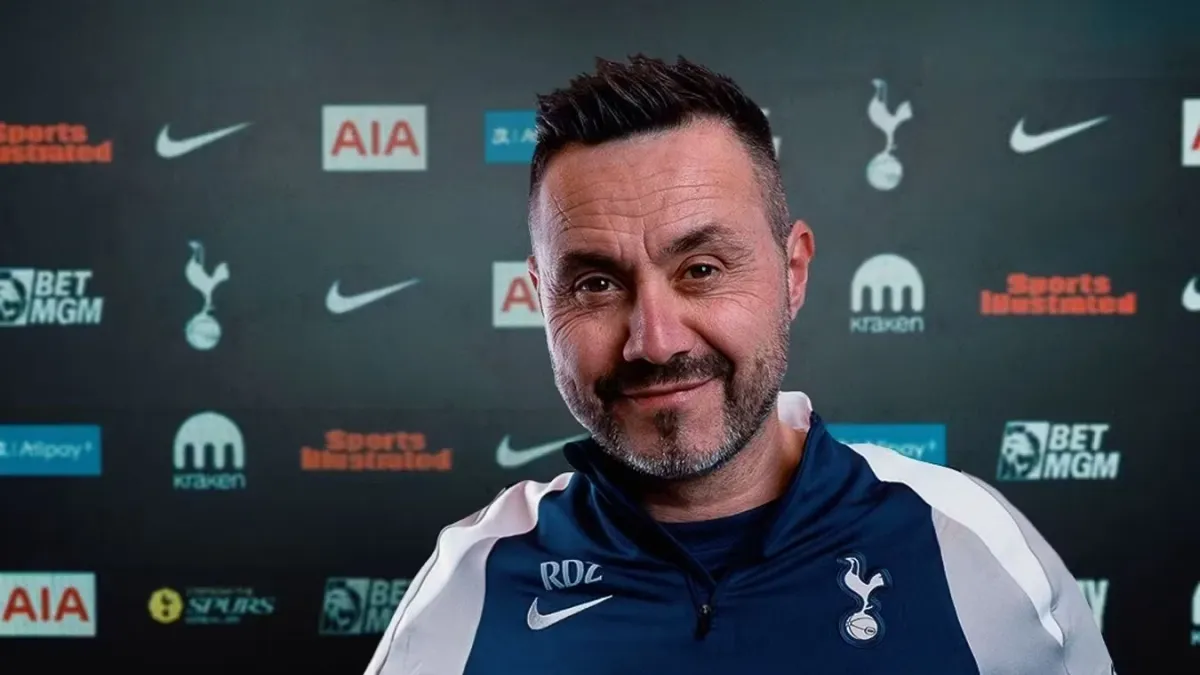 De Zerbi meydanda danışır, arxada Tottenham futbolçuları və Stamford Bridge stadionu