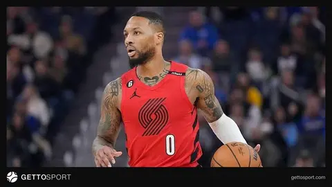 Demian Lillard Portlend forması ilə top sürür