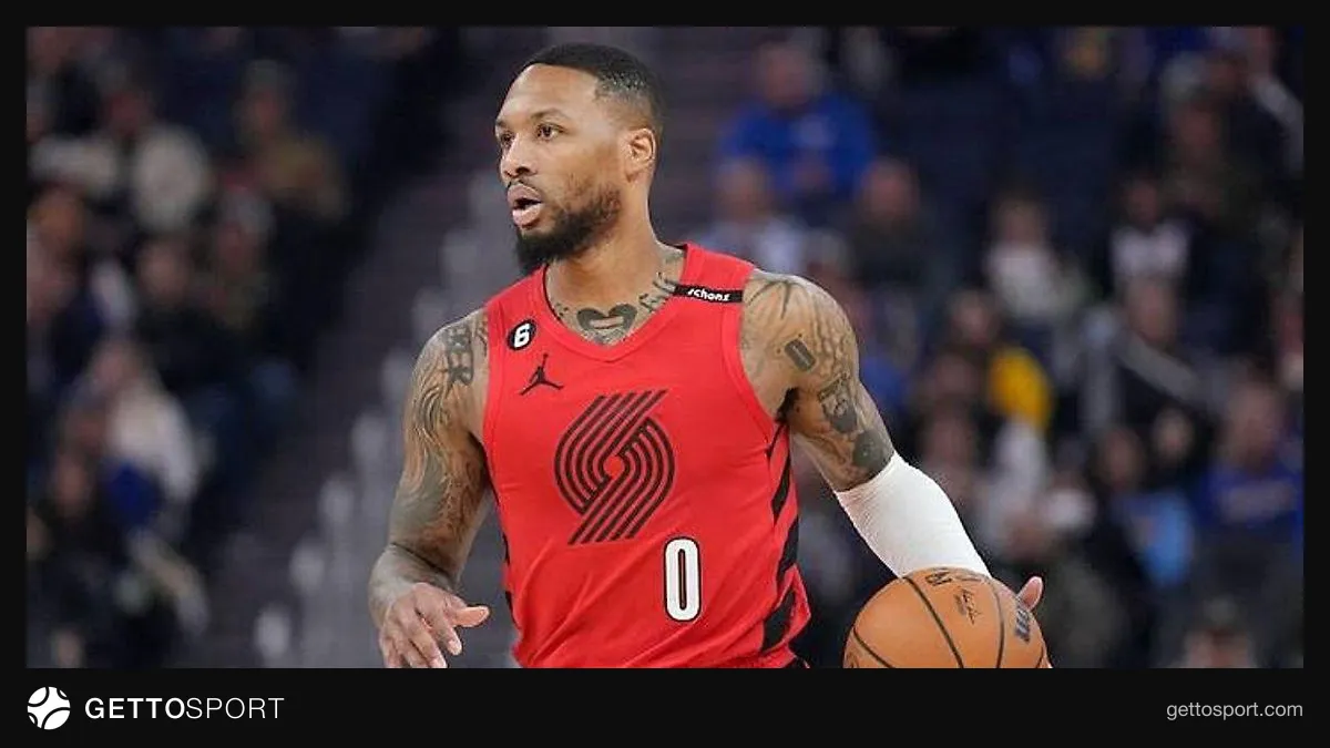 Demian Lillard Portlend forması ilə top sürür