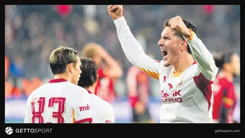 Deniz Gül gol sevinci formasıyla saha kenarında