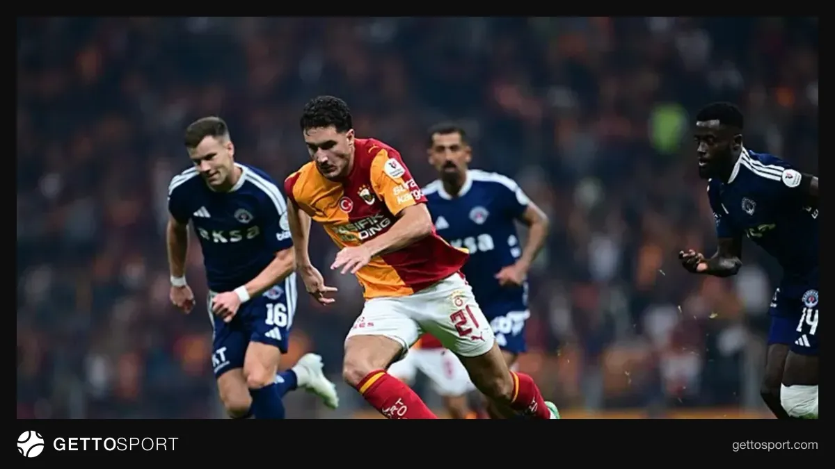 Deniz Gül ve Galatasaray oyuncuları soyunma odasında veya antrenmanda sohbet ederken