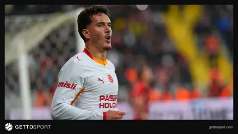 Deniz Gül gol sevincinde, teknik direktör Okan Buruk yanına geliyor
