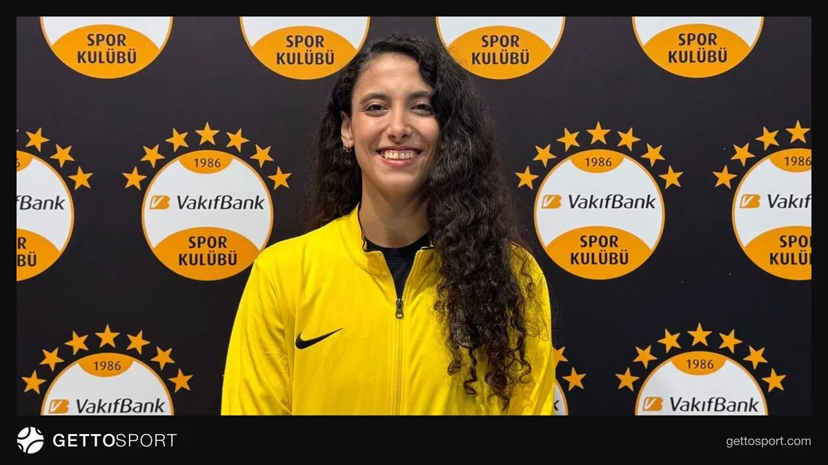 Deniz Uyanık forma ile voleybol sahasında takım arkadaşlarıyla konuşurken