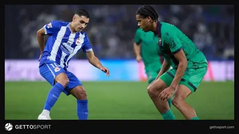 Deportivo La Coruna ve Levante futbolcuları maçta mücadele ederken
