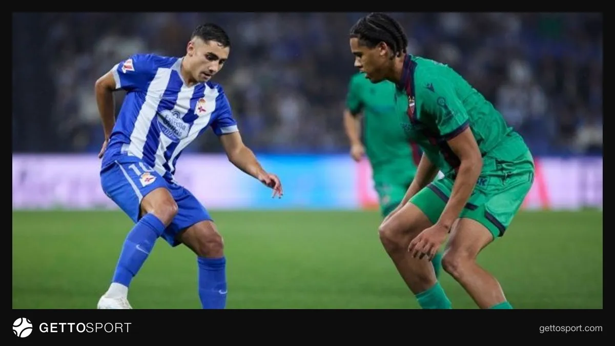 Deportivo La Coruna ve Levante futbolcuları maçta mücadele ederken