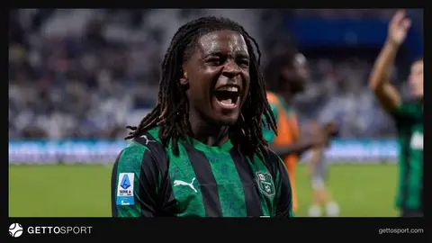 Derril Bakola Sassuolo formanı geyinmiş görüntü