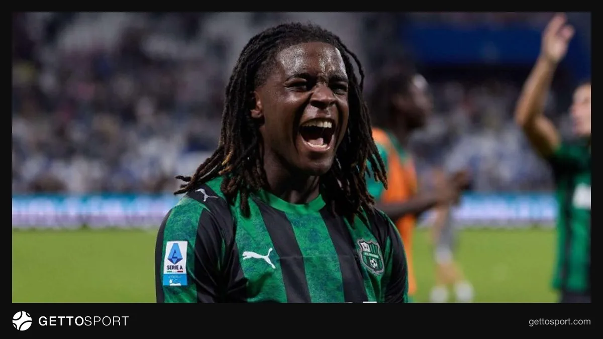 Derril Bakola Sassuolo formanı geyinmiş görüntü