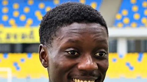 Desmond Akua Kəpəz forması ilə meydanda