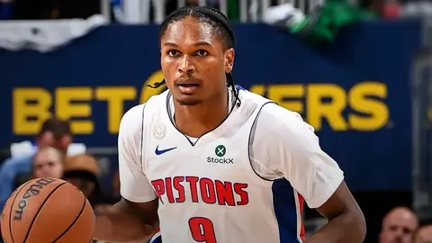 Detroit Pistons oyuncuları maçta sevinirken saha görüntüsü
