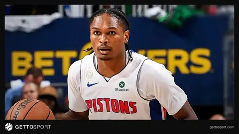 Detroit Pistons oyuncuları maçta sevinirken saha görüntüsü