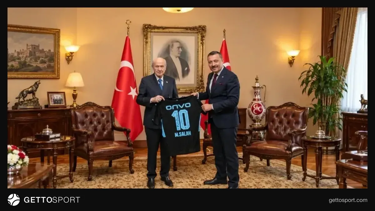 Devlet Bahçeli'ye verilen Muhammed Salah forması
