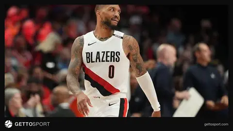 Deymian Lillard meydançada mikrofon qarşısında açıqlama verir