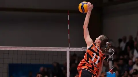 DH Volley komandasının voleybolçuları oyunda blok təşkil edərkən
