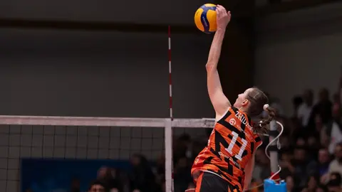 DH Volley-in voleybolçuları və Holte komandası matç öncəsi