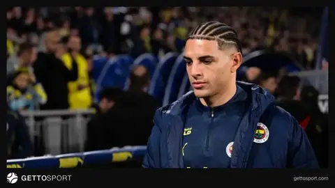 Diego Carlos Parma formasıyla yerde topa müdahale ederken