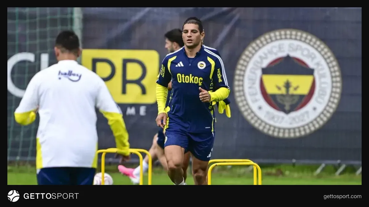 Diego Carlos Parma formasıyla saha içinde top kontrol ederken