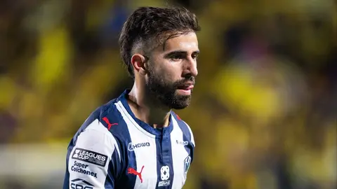 Diego Rossi köşe vuruşunda yardımcı hakeme çarparken yerde