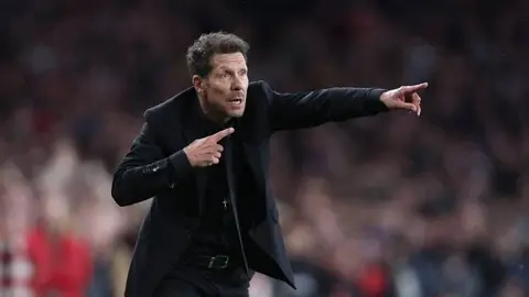 Dieqo Simeone Atletico forması ilə stadionda