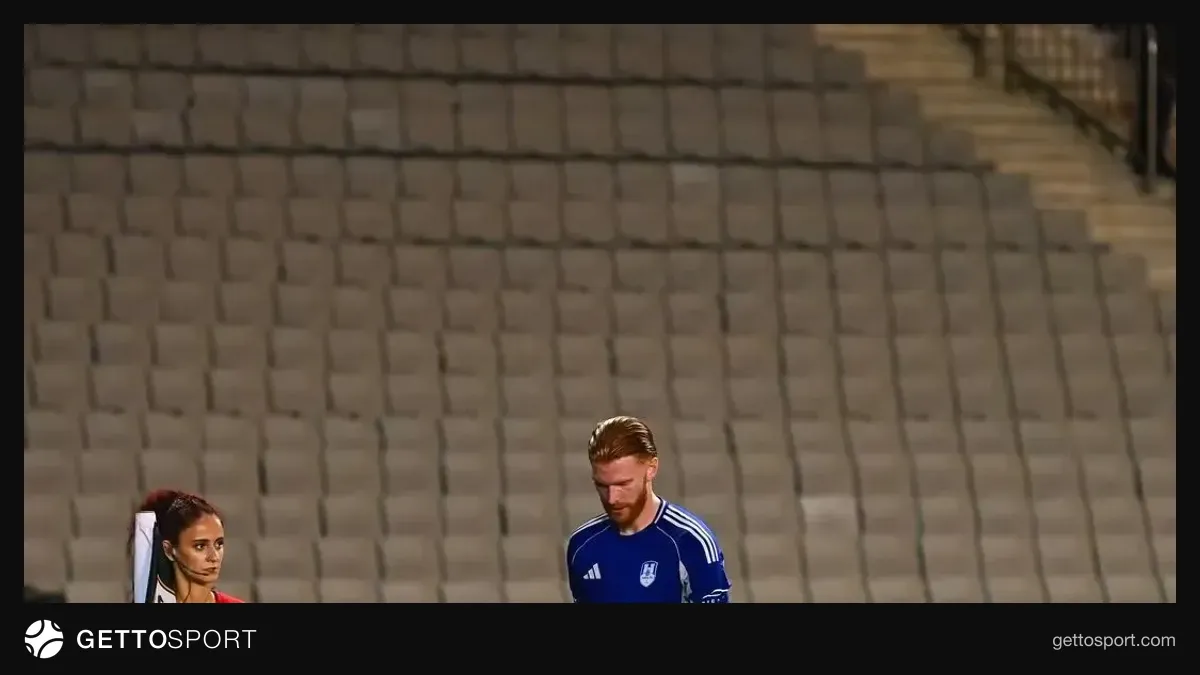 Dilan Mertens Şəfa klubunun formanı geyinmiş halda müsahibə verir