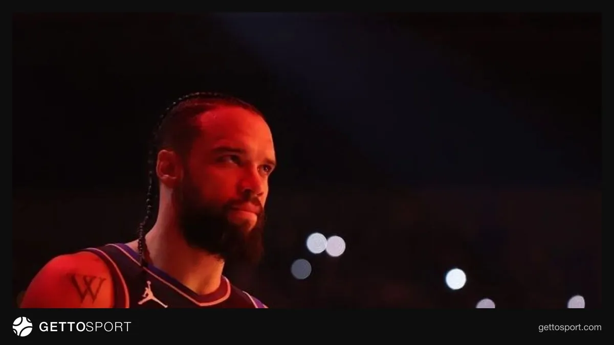 Dillon Brooks Phoenix Suns formasıyla maç sırasında agresif savunma yaparken