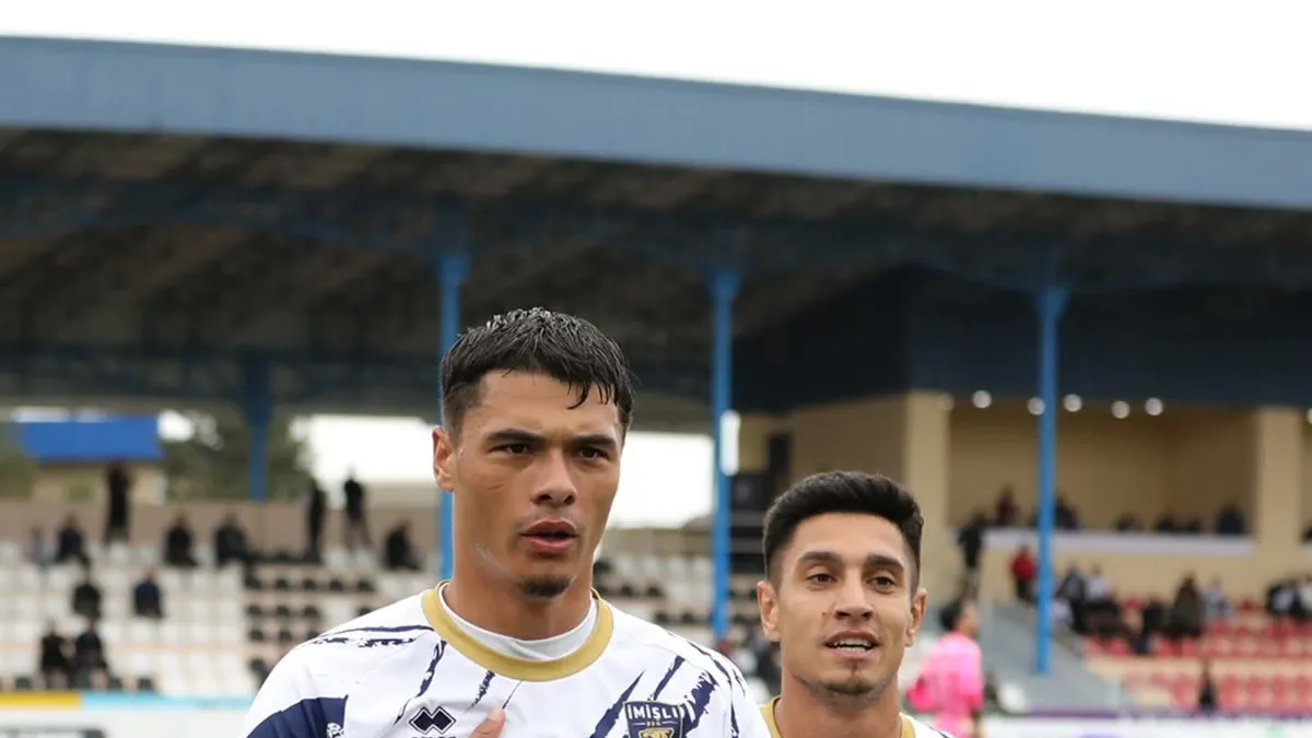 Diogo Almeyda müsahibə verir, üzərində İmişli forması