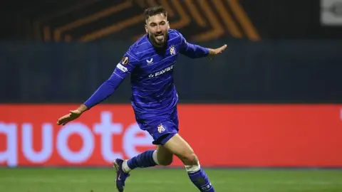 Dion Belyo Dinamo Zaqreb forması ilə topa toxunur
