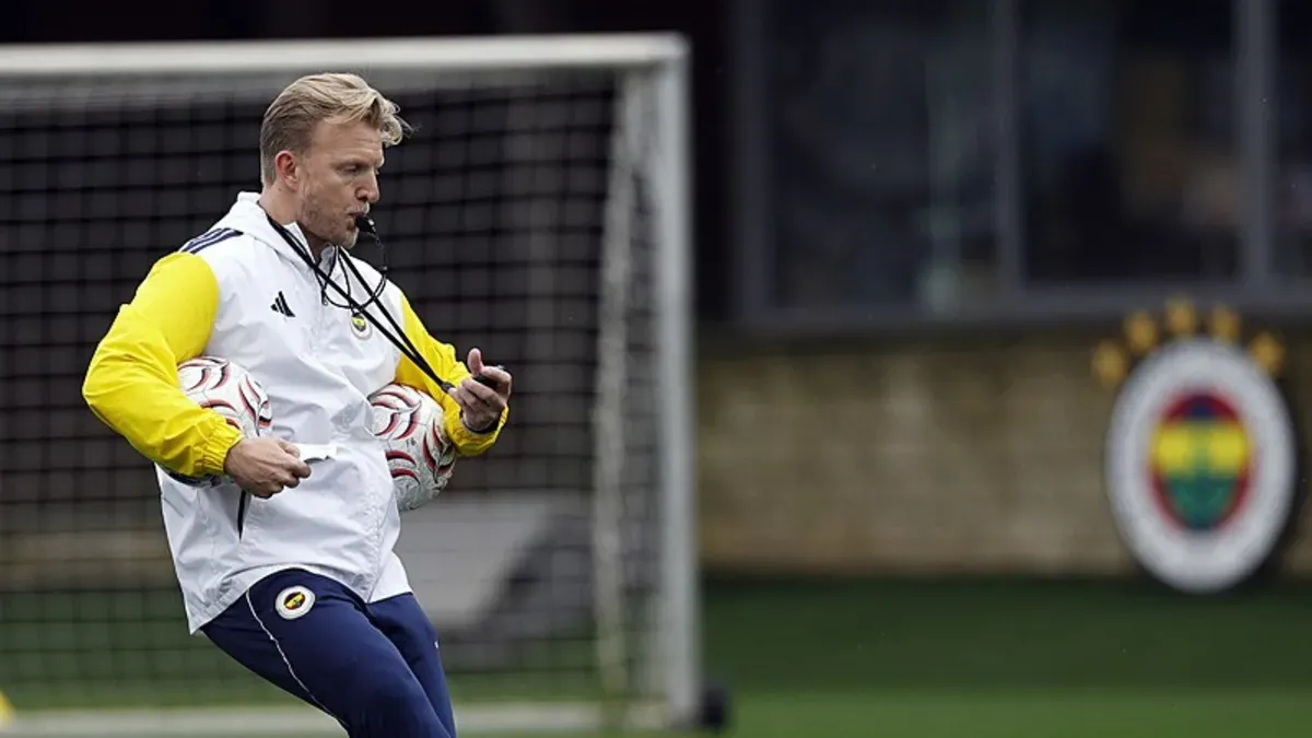 Dirk Kuyt Fenerbahçe formasıyla kulüp yetkilileriyle konuşurken