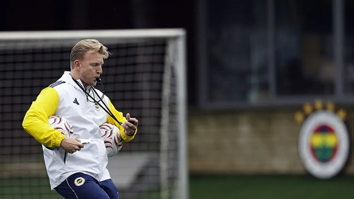 Dirk Kuyt ve Fenerbahçe oyuncularının antrenman veya toplantı sırasında görüntüsü