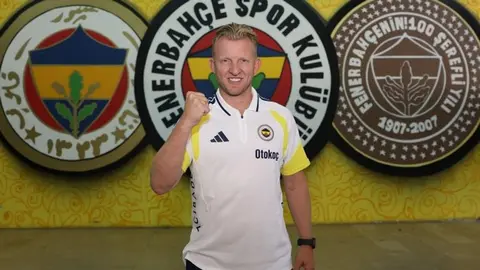 Dirk Kuyt Fenerbahçe formasıyla saha kenarında talimat verirken