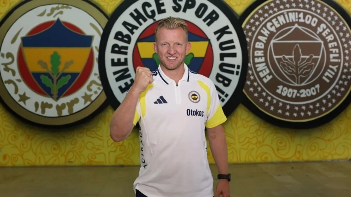 Dirk Kuyt Fenerbahçe formasıyla saha kenarında talimat verirken