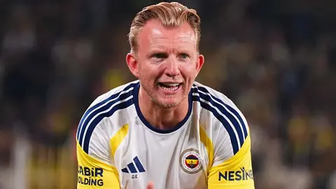 Dirk Kuyt saha kenarında antrenmanda oyuncularla konuşurken