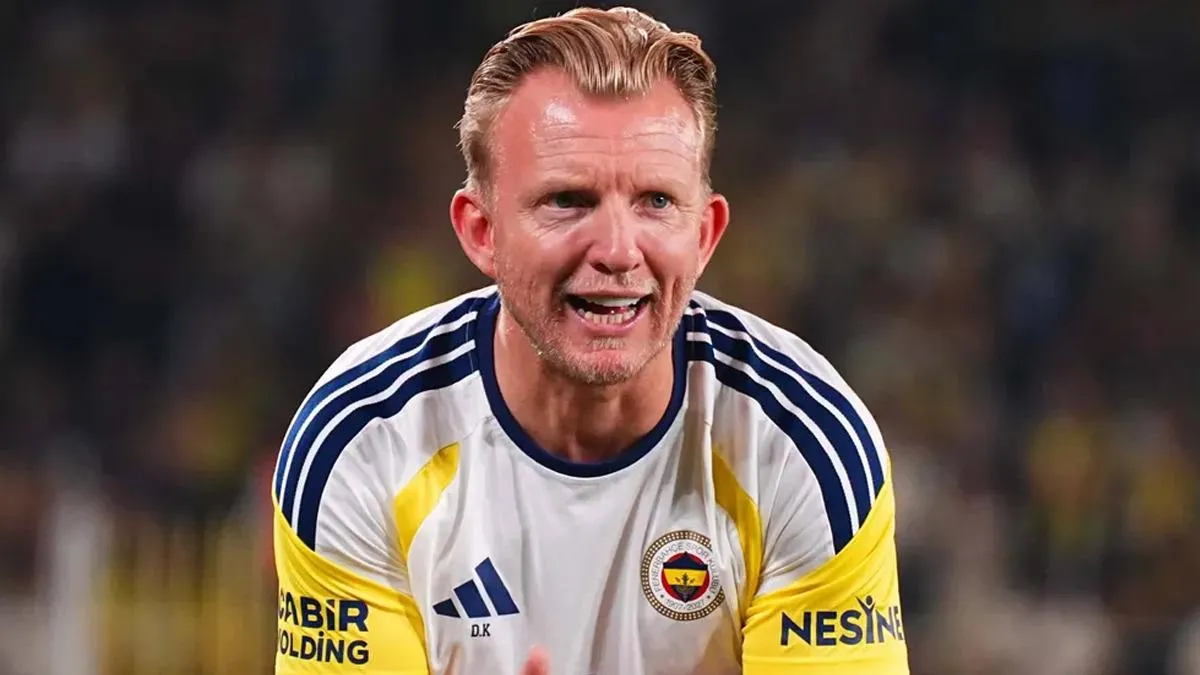 Dirk Kuyt saha kenarında antrenmanda oyuncularla konuşurken