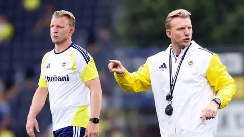 Dirk Kuyt antrenmanda Fenerbahçe oyuncularına talimat verirken