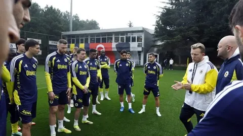 Dirk Kuyt soyunma odasında veya idmanda konuşma yaparken
