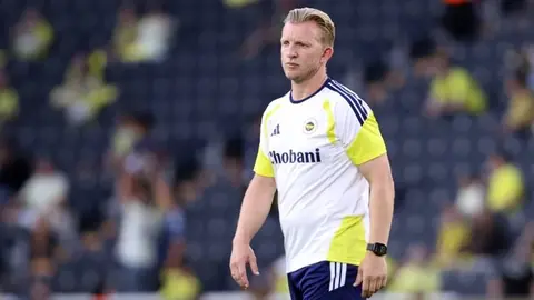 Dirk Kuyt basın toplantısında konuşurken