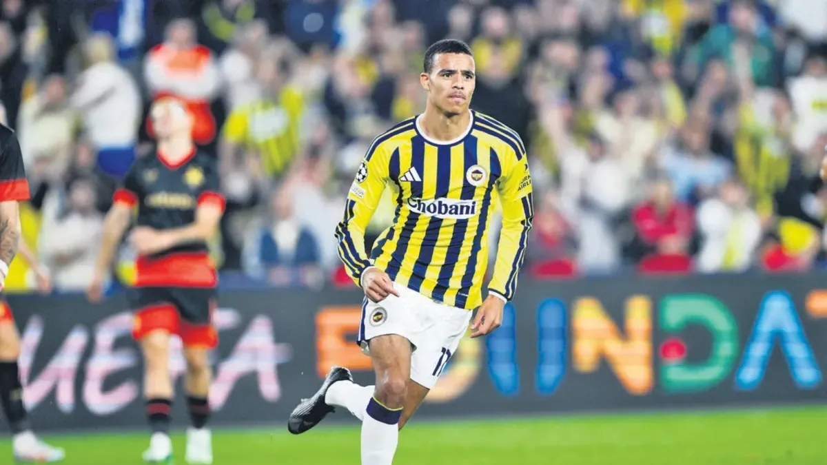 Dirk Kuyt Fenerbahçe formasının önünde açıklama yaparken