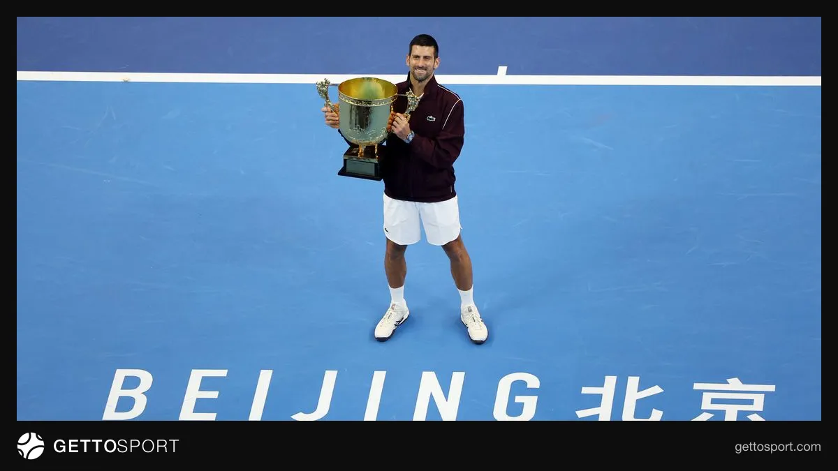 Novak Djokovic kupa kaldırırken Çin Açık şampiyonluğu kutlaması