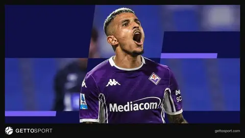 Dodo Fiorentina formanı geyinmiş, topa nəzarət edərkən